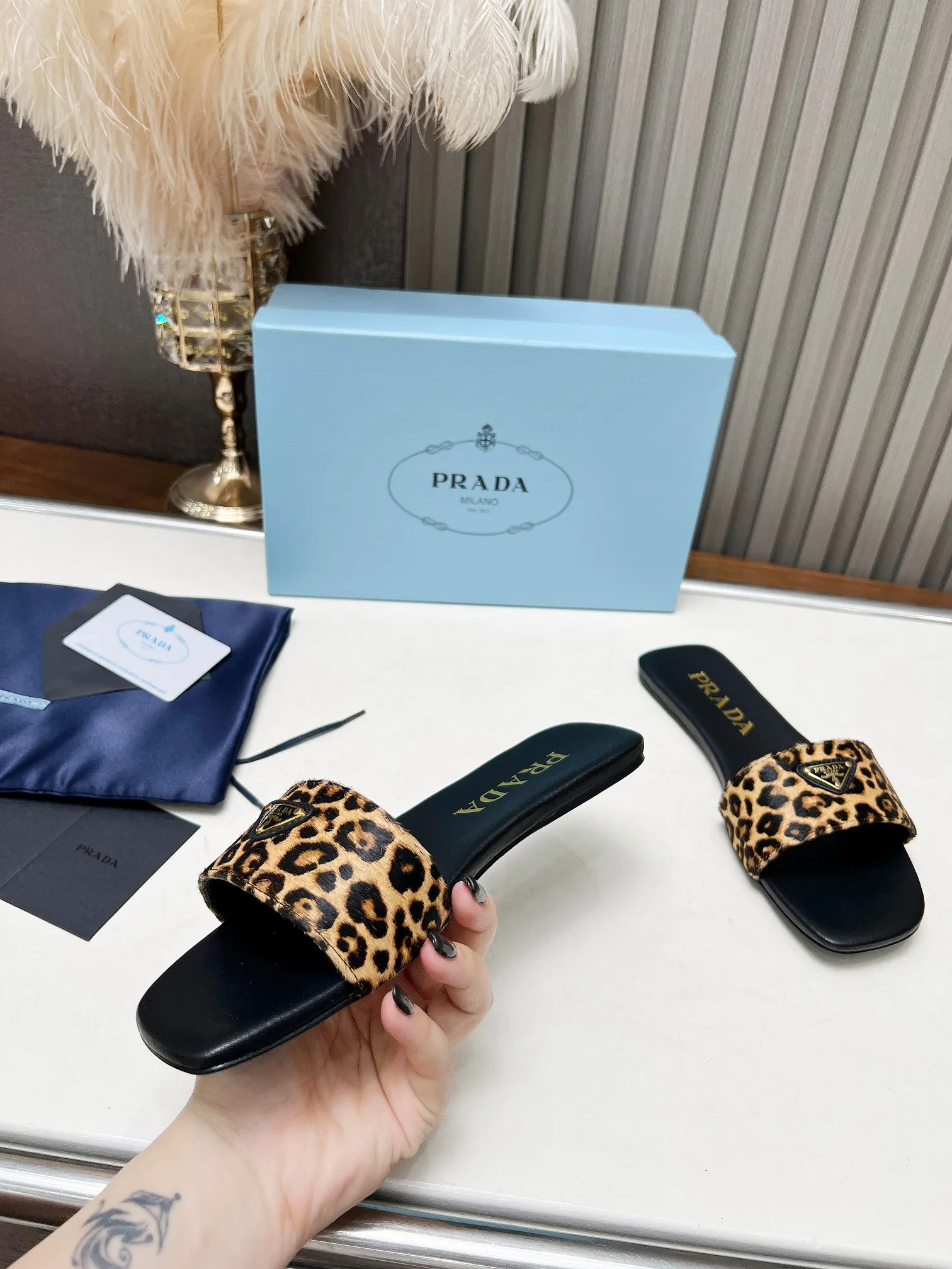 👟👟Ex-factory price 440👟👟 Top version on the market🔥4050SS Prada〰️Triangle logo ✔️Top quality ✔️Elegant, intellectual, retro and cute in one ✔️Upper: original horse hair cowhide ➕Original hardware buckle ✔️Inner: lambskin lining ✔️Original Italian leather outsole ✔️Size: 35-42 (41, 42, customized)